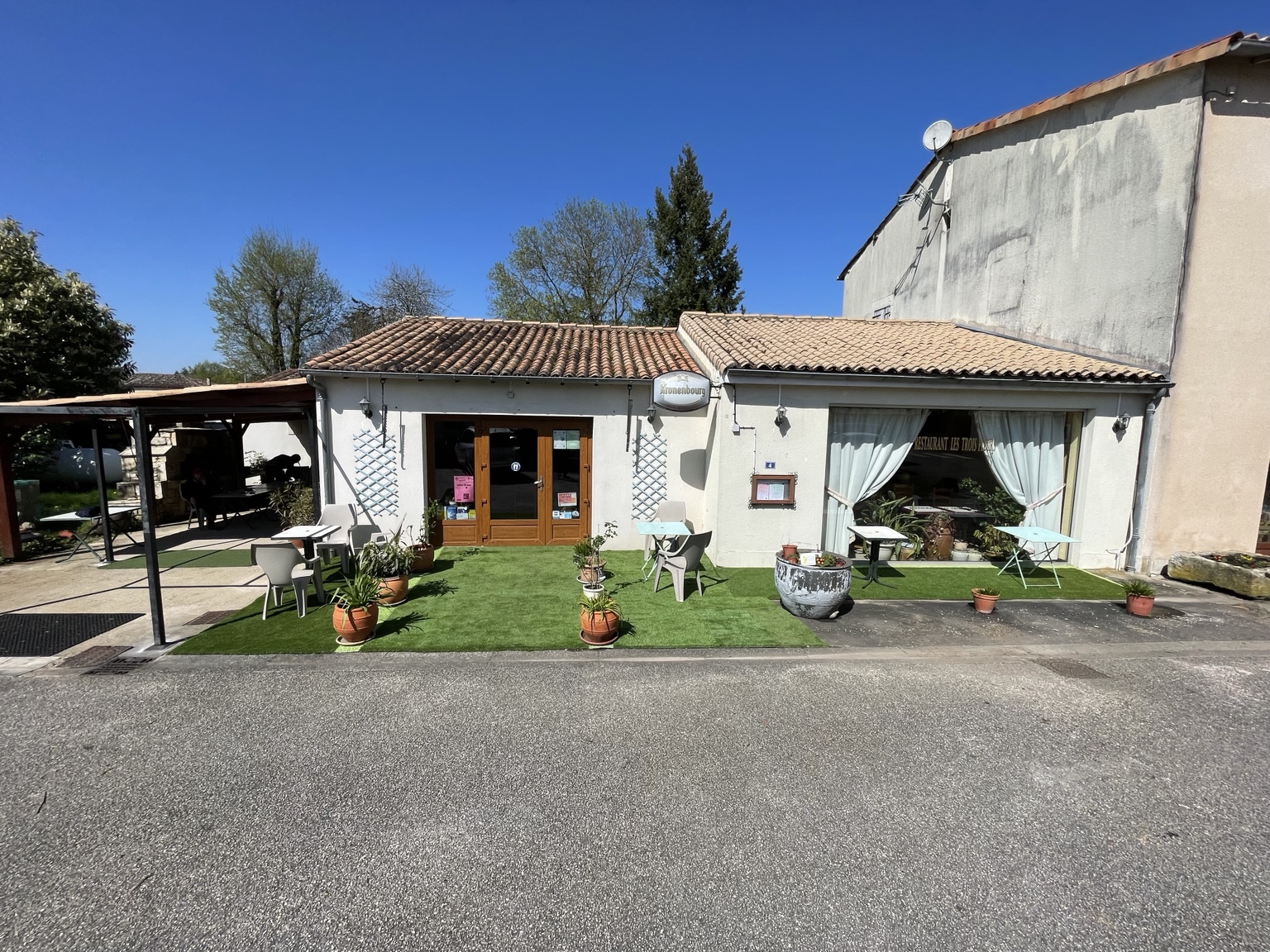 Façade et terrasse du restaurant Les Trois Fleurs, 4 place de l’église à Limalonges
